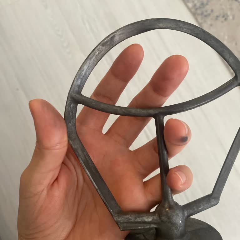 Emsan Bella Gusto Hamur Yoğurma Makinesinde Kararan Parça Sağlık Endişesi Yaratıyor