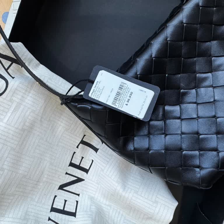 Beymen Zorlu’da Bottega Veneta Hediye Çantasının Fiyat Etiketi Görünmesi