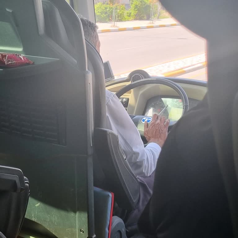 Planlanan Saatte Kalkmayan Otobüs, Eski Araç Ve Sigara İçen Şoför