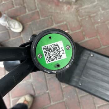 Martı Scooterları Kaldırımı İşgal Ediyor Ve Yaya Güvenliği Tehlikede