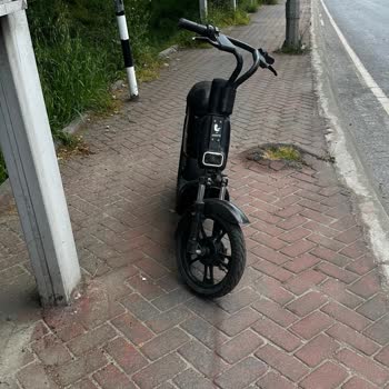 Martı Scooterları Kaldırımı İşgal Ediyor Ve Yaya Güvenliği Tehlikede
