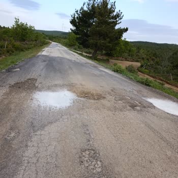 Bakımsız Yol Ve Derin Çukurlar Nedeniyle 18 Bin TL'lik Lastik Masrafı