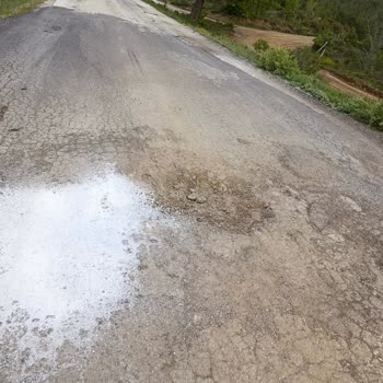 Bakımsız Yol Ve Derin Çukurlar Nedeniyle 18 Bin TL'lik Lastik Masrafı