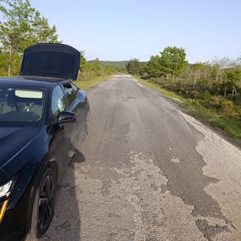 Bakımsız Yol Ve Derin Çukurlar Nedeniyle 18 Bin TL'lik Lastik Masrafı