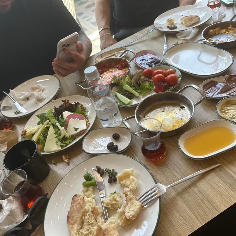 Yoğun Şubede Uzun Bekleme Ve Bilgilendirme Eksikliği