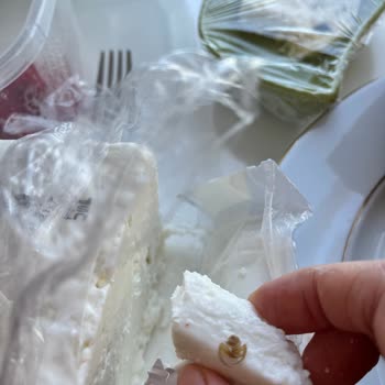 Mavi Paketli Doğruluk Truva Beyaz Peynir İçinde Ölü Örümcek