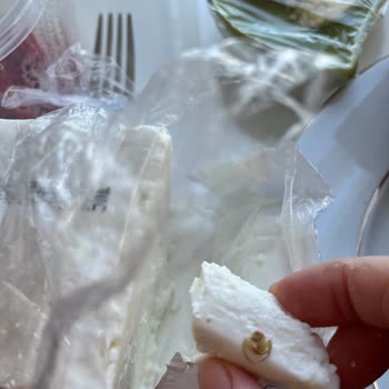 Mavi Paketli Doğruluk Truva Beyaz Peynir İçinde Ölü Örümcek