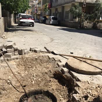 Birecik'te Çökük Yol Ve Tıkanmış Kanalizasyon Yetkililerin İhmaliyle Tehlike Oluşturuyor