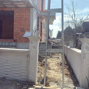 Silivri Selimpaşa’da Bahçe Kapısı Önündeki Elektrik Direği Engelliyor, Hızlı Çözüm Bekleniyor