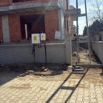Silivri Selimpaşa’da Bahçe Kapısı Önündeki Elektrik Direği Engelliyor, Hızlı Çözüm Bekleniyor