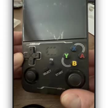Kırık Ekranlı Retro Konsol Ve Cevapsız Müşteri Desteği