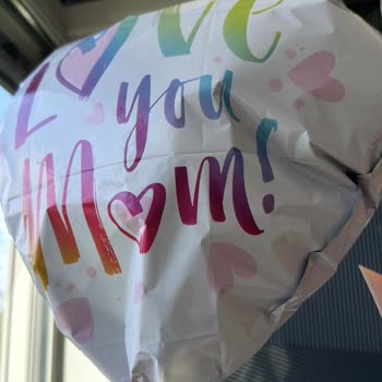 Görseldeki Çiçek Ve Balon Siparişi Eksik, Solmuş Ve Yarı Boş Şekilde Teslim Edildi
