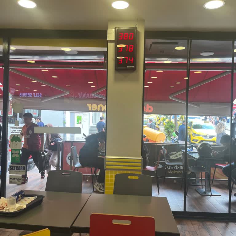 Donas Servisindeki Aşırı Yavaşlık İsparta’daki Çarşı Kafede Saatlik Beklemeye Yol Açtı