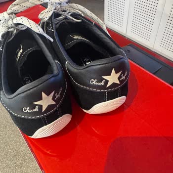 Ayıplı Converse Ayakkabısı, Renk Geçmesi Ve Saygısız Mağaza Çalışanı