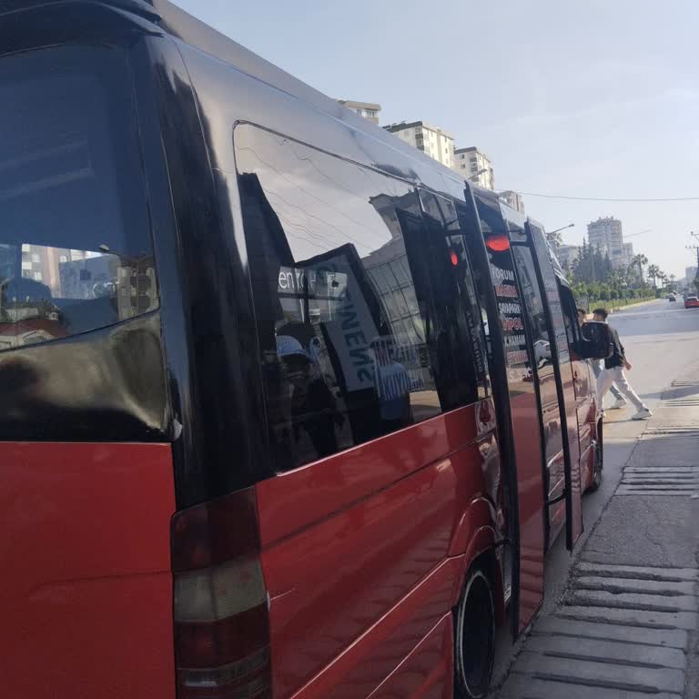 Şoförün Durmadan Geçmesi Ve Açık Kapıdan Düşme Tehlikesi