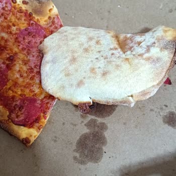 Yanmış Kalp Şeklindeki Pizzalar İçin Tam İade Talebi