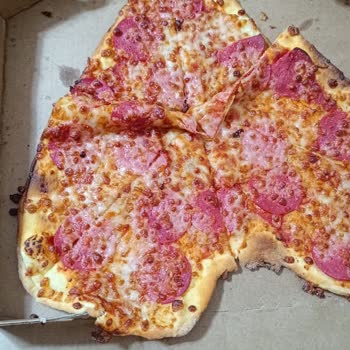 Yanmış Kalp Şeklindeki Pizzalar İçin Tam İade Talebi