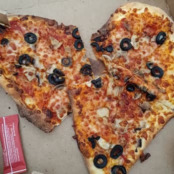 Yanmış Kalp Şeklindeki Pizzalar İçin Tam İade Talebi