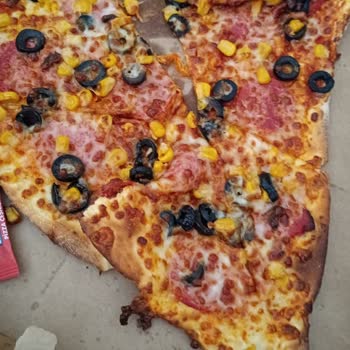 Yanmış Kalp Şeklindeki Pizzalar İçin Tam İade Talebi