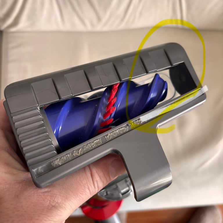 Dyson V15 Detect Süpürge Aparatındaki Kırmızı Şerit Üretim Hatası Nedeniyle İşlevsiz