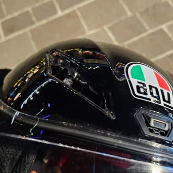 AGV K1S Kask Havalandırma Izgarası Kendiliğinden Düşmüş, Garanti Değişimi Talep Ediliyor