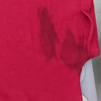 Mavi Kadın Tişörtünde Kısa Sürede Mürekkep Lekesi Oluşması Ve Kalite Sorunu