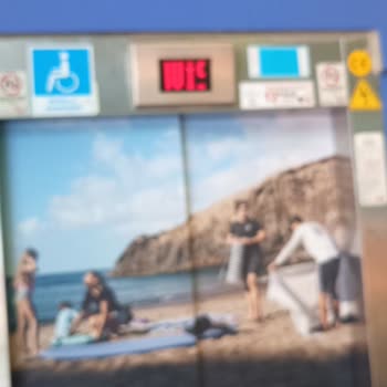 Decathlon Mağazası Kapanırken Asansör Kapalı, Çocuk Arabalı Aileler Merdiveni Kullanmak Zorunda