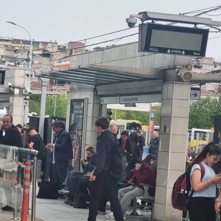 Zeytinburnu Tramvay Durağındaki Çalışmayan Bilgi Ekranı Yolcuları Mağdur Ediyor