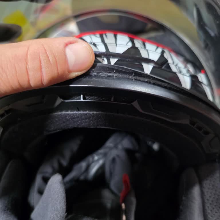 HJC Kask Vizör İçi Silikonlarında Kopma Sorunu Yaşıyorum