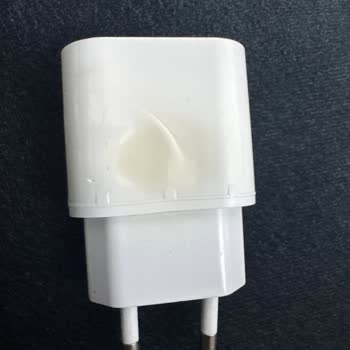 Apple Adaptörünün Yanması Ev Güvenliğini Tehlikeye Attı