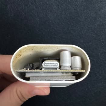 Apple Adaptörünün Yanması Ev Güvenliğini Tehlikeye Attı