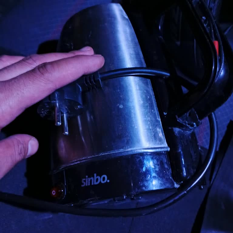Sinbo Çaycının Plastik Parçası Kırıldı Ve Elektrik Çarpması Tehlikesi