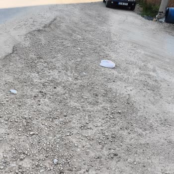 Kazı Sonrası Asfaltlama Yapılmadığı İçin Sokakta Toz Ve Rahatsızlık
