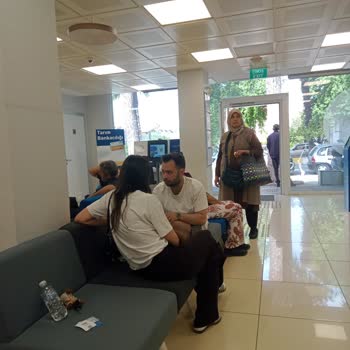 Tek Gişte Uzun Kuyruk Ve Saatlik Kredi Kartı Beklemesi