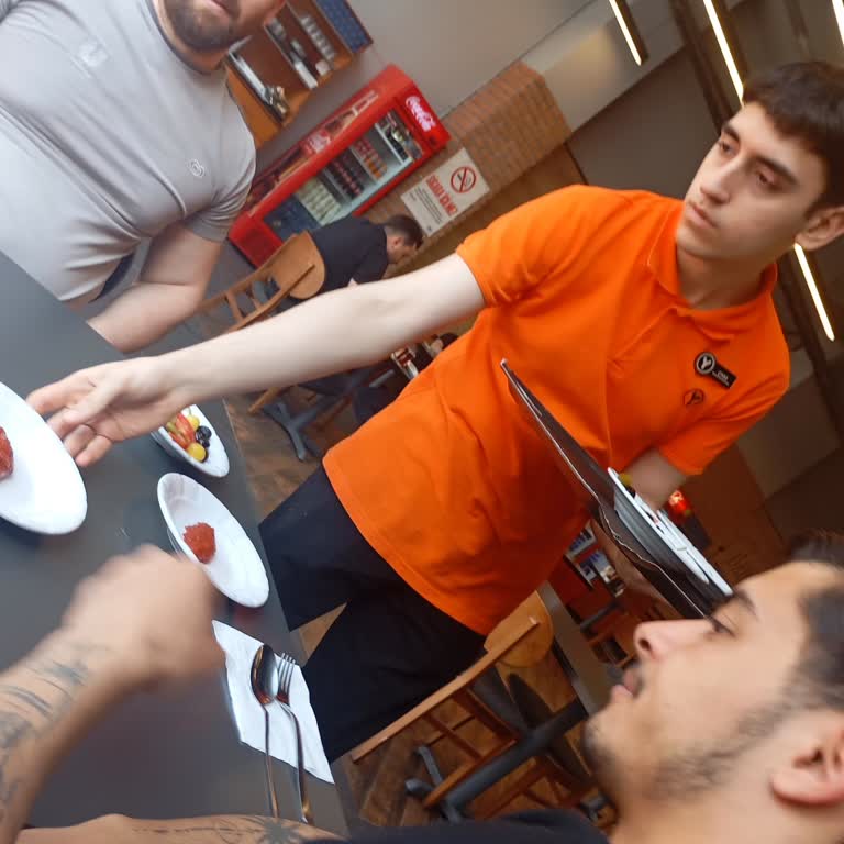 Köfteci Yusuf Mahmutbey Mahallesi Şubesinde Personel Eksikliği Ve Yavaş Servis