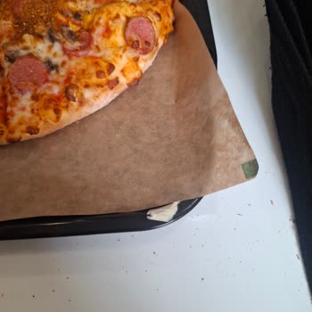 Pizza Tepsisinde Çiğnenmiş Sakız Hijyen İhlali