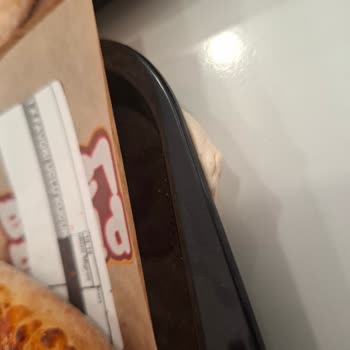 Pizza Tepsisinde Çiğnenmiş Sakız Hijyen İhlali