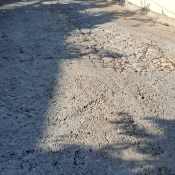 Güllük Mahallesi 176. Sokakta Çukurlu Ve Yokuşlu Yolun Acil Onarımı Gerekiyor