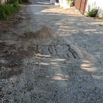 Güllük Mahallesi 176. Sokakta Çukurlu Ve Yokuşlu Yolun Acil Onarımı Gerekiyor