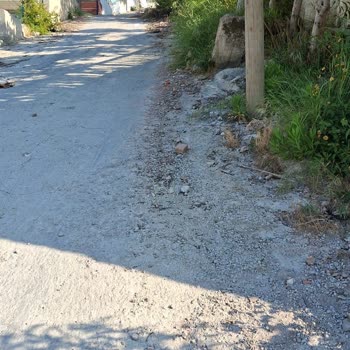 Güllük Mahallesi 176. Sokakta Çukurlu Ve Yokuşlu Yolun Acil Onarımı Gerekiyor