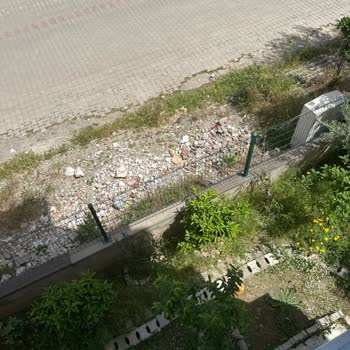 Şahindere Mahallesindeki Kaldırım Çukuru Ve Görüntü Kirliliği Hakkında Acil Çözüm Talebi