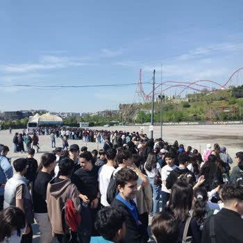 Vialand’da Yoğun Sıralar Ve Personel Yönlendirme Eksikliği