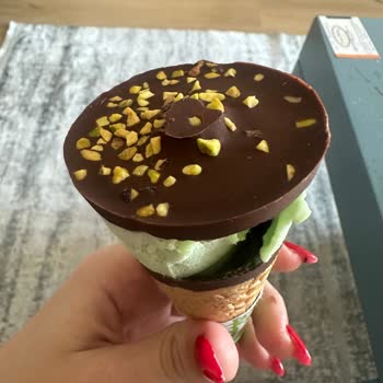Yarım Dolu Fıstıklı Cornetto Dondurması Ve İade Talebi