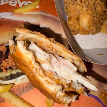 Bandırma Liman AVM Popeyes Şubesinde Kalitesiz Hamburger Ve Yağlı Tavuk Şikayeti