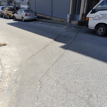 Kiralık Dükkan Sahiplerinin Kamu Park Alanlarını İşgal Etmesi
