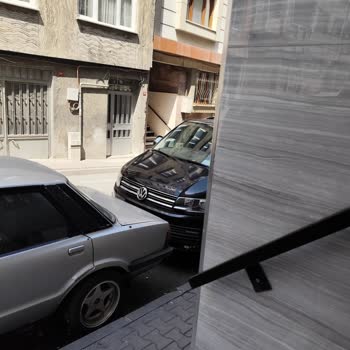 Kiralık Dükkan Sahiplerinin Kamu Park Alanlarını İşgal Etmesi