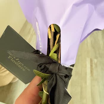 Lilyana Flowers'ta Fotoğrafa Uymayan Solmuş Buket Ve Yayınlanmayan Yorum