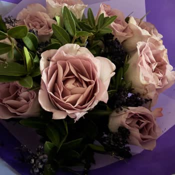 Lilyana Flowers'ta Fotoğrafa Uymayan Solmuş Buket Ve Yayınlanmayan Yorum