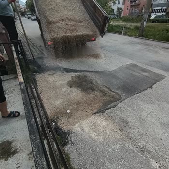 Davraz Mahallesinde Çöken Asfalt Depoya Sel Getiriyor, Acil Onarım Gerekiyor