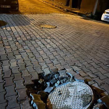Kağıthane'de Çöken Kanal Kapağı Can Güvenliğini Tehdit Ediyor